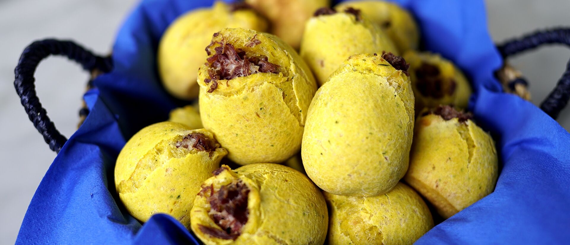 Pão de queijo de abóbora recheado com carne seca Pão de queijo de abóbora recheado com carne seca