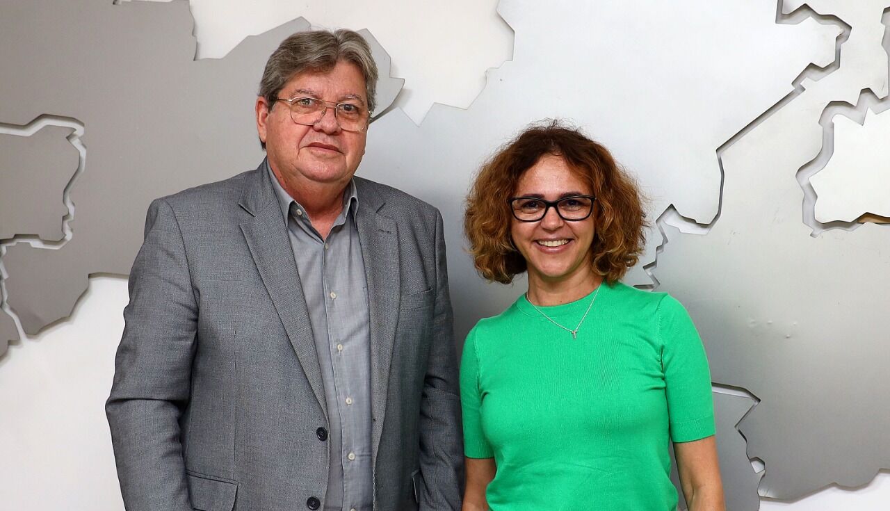Depois de conseguir fugir do horror da guerra na Ucrânia, paraibana visita governador João Azevêdo, que comemora "alegria e segurança de estar em casa" Depois de conseguir fugir do horror da guerra na Ucrânia, paraibana visita governador João Azevêdo, que comemora "alegria e segurança de estar em casa"