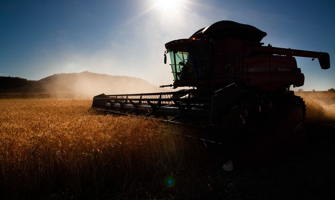 Máquinas agrícolas que custam milhões prometem economia de até R$ 100 mil por safra Máquinas agrícolas que custam milhões prometem economia de até R$ 100 mil por safra