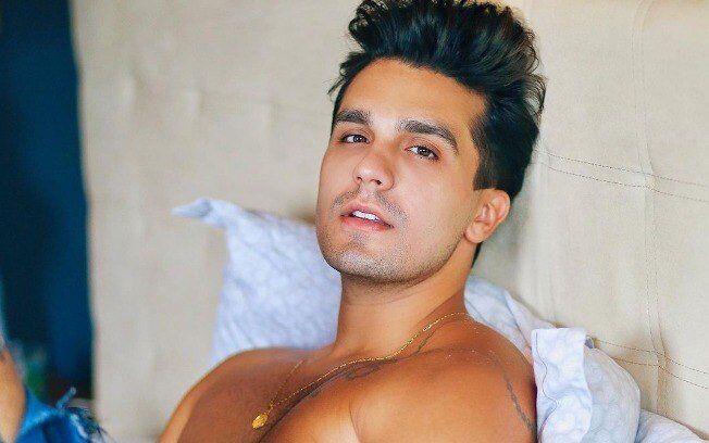 Luan Santana revela que já mandou nudes e fez sexo a três Luan Santana revela que já mandou nudes e fez sexo a três