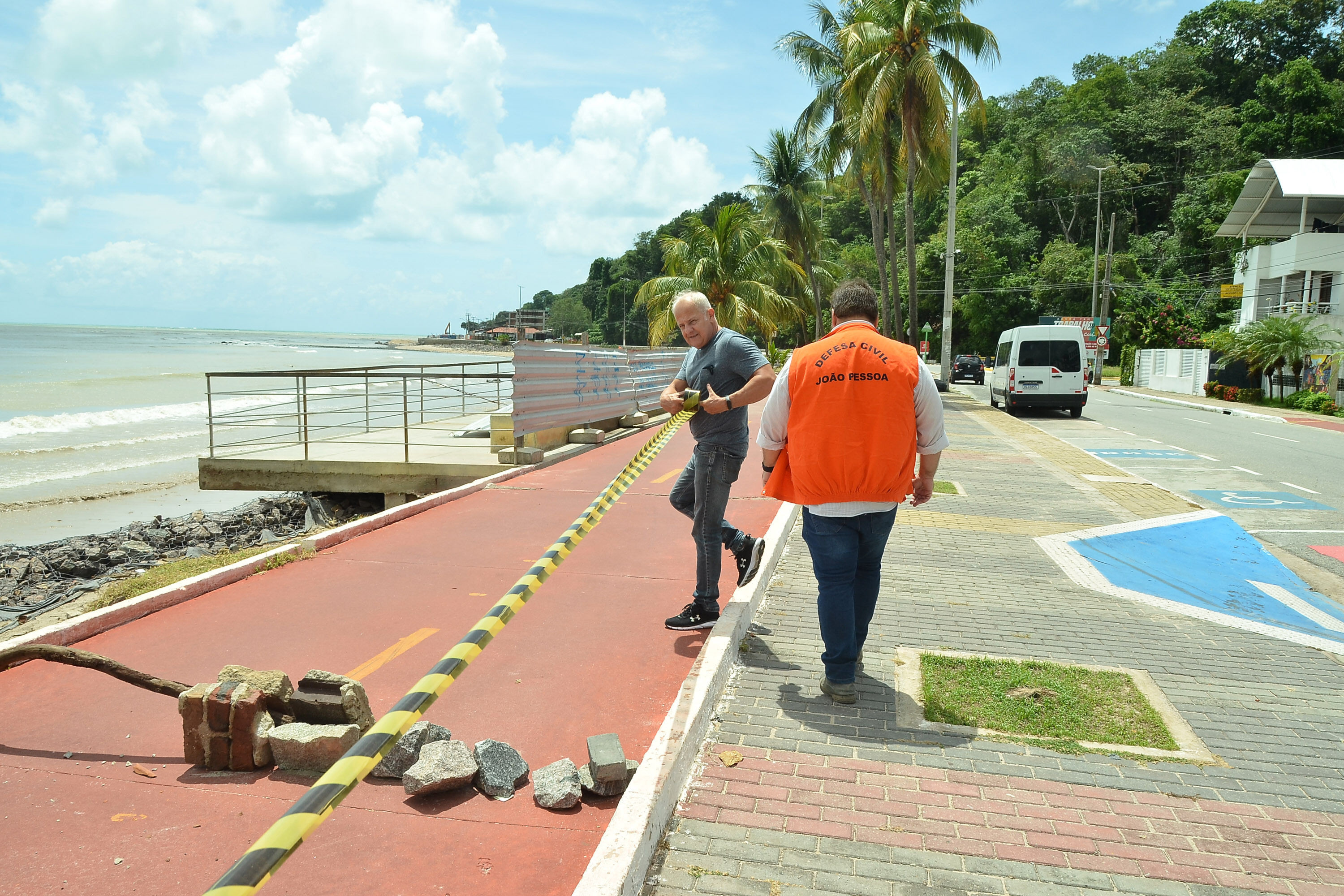 Defesa Civil interdita trecho da ciclovia na praia do Cabo Branco, em João Pessoa, devido ao avanço do mar Defesa Civil interdita trecho da ciclovia na praia do Cabo Branco, em João Pessoa, devido ao avanço do mar