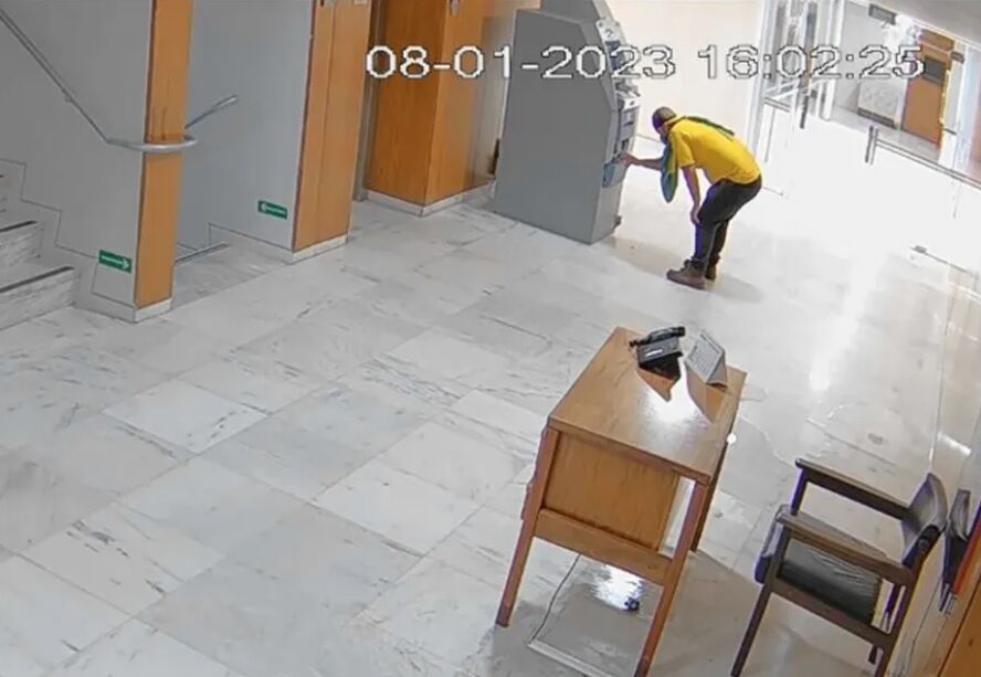 Invasor golpista tenta arrombar caixa eletrônico do Palácio do Planalto em 8 de janeiro Invasor golpista tenta arrombar caixa eletrônico do Palácio do Planalto em 8 de janeiro