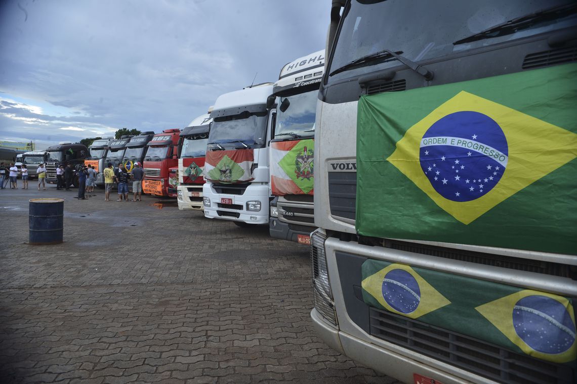 Caminhoneiros dizem que param no dia primeiro caso Bolsonaro não atenda demandas Caminhoneiros dizem que param no dia primeiro caso Bolsonaro não atenda demandas
