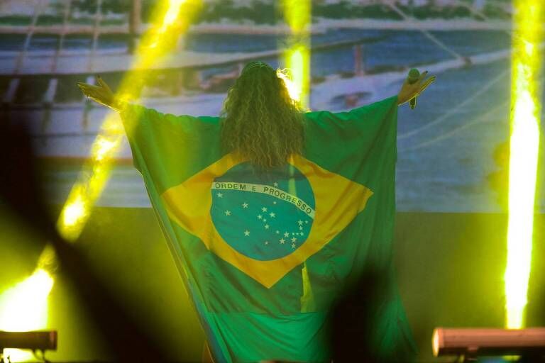De Anitta a Daniela Mercury, artistas anti-Bolsonaro vestem a bandeira do Brasil De Anitta a Daniela Mercury, artistas anti-Bolsonaro vestem a bandeira do Brasil