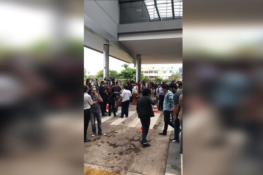 Pessoas entram em pânico em Brasília ao sentir tremor devido a terremoto que aconteceu na Bolívia Pessoas entram em pânico em Brasília ao sentir tremor devido a terremoto que aconteceu na Bolívia