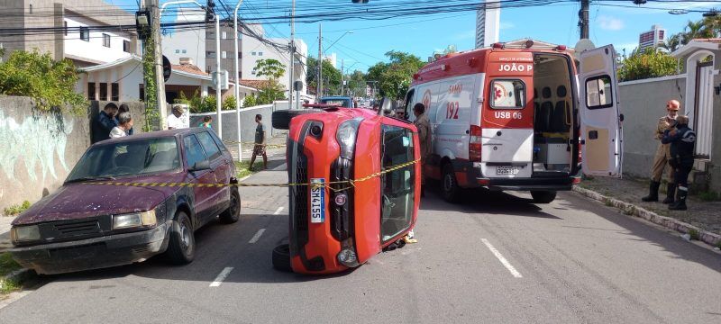 Motorista perde controle ao usar celular e capota carro em avenida do Pedro Gondim, em João Pessoa