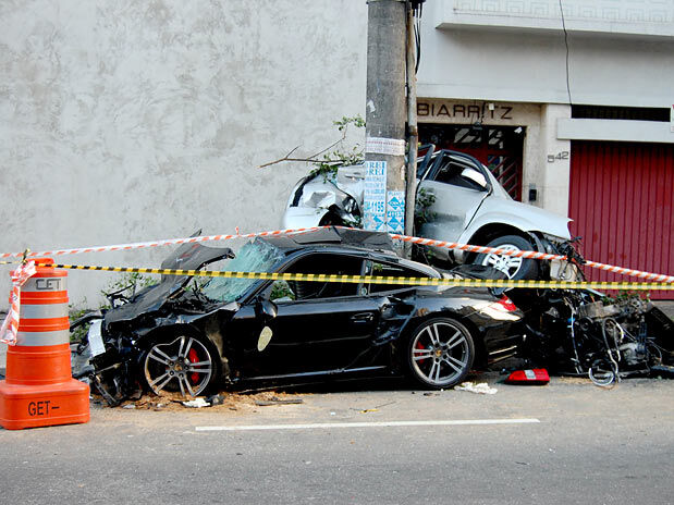 Acidente com Porsche deixa 1 morto e 3 feridos
