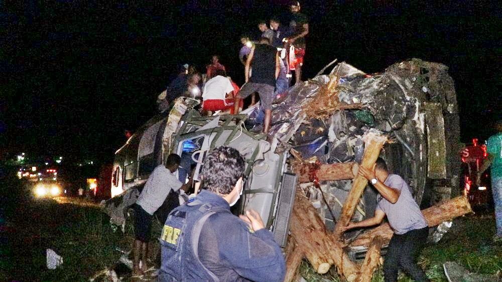 Acidente envolvendo ônibus, van e carreta deixa 12 mortos e pelo menos 17 feridos na BR-101 Acidente envolvendo ônibus, van e carreta deixa 12 mortos e pelo menos 17 feridos na BR-101