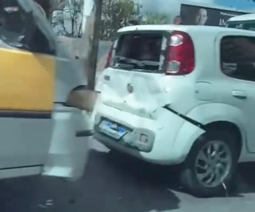 Motorista perde controle de caminhão e veículo tomba na Avenida Beira Rio, em João Pessoa Motorista perde controle de caminhão e veículo tomba na Avenida Beira Rio, em João Pessoa