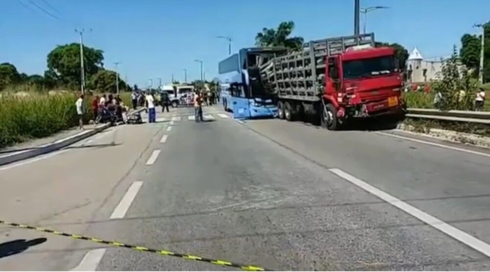 Acidente entre ônibus da Guanabara, caminhão de gás e outro veículo deixa dois mortos no Ceará Acidente entre ônibus da Guanabara, caminhão de gás e outro veículo deixa dois mortos no Ceará
