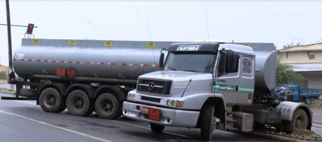 Carreta carregada de combustíveis derrapa e interdita avenida em Campina Grande