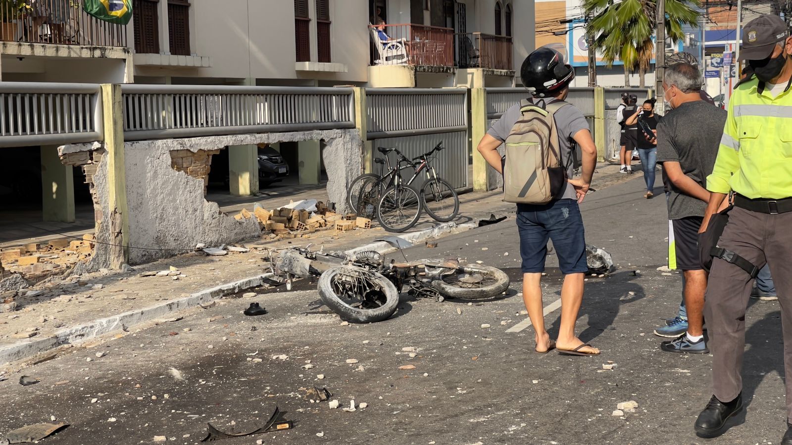 Acidente grave envolvendo carro e moto deixa uma pessoa morta no Retão de Manaíra, em João Pessoa Acidente grave envolvendo carro e moto deixa uma pessoa morta no Retão de Manaíra, em João Pessoa