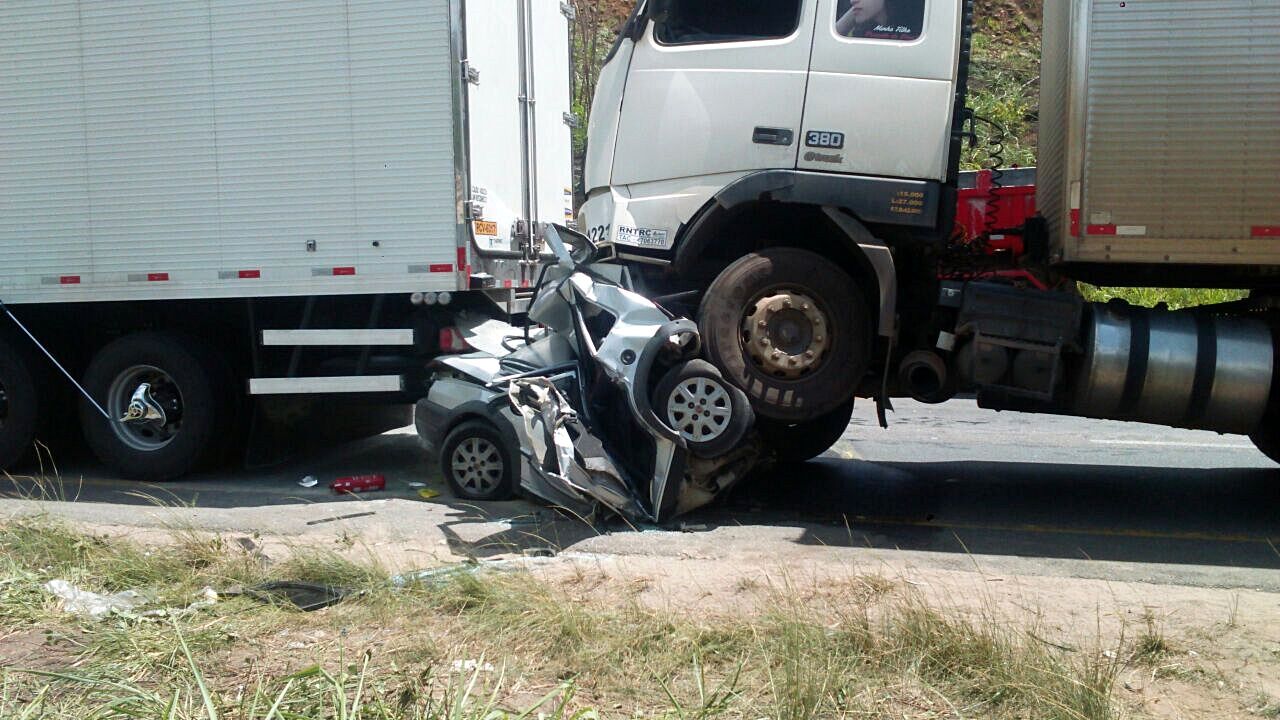 Caminhões esmagam carro e uma pessoa morre na rodovia BR-232