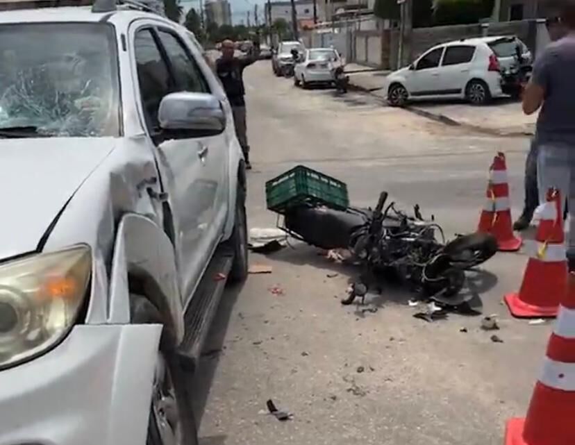 Motociclista fica gravemente ferido após acidente com carro no bairro José Américo, em João Pessoa Motociclista fica gravemente ferido após acidente com carro no bairro José Américo, em João Pessoa