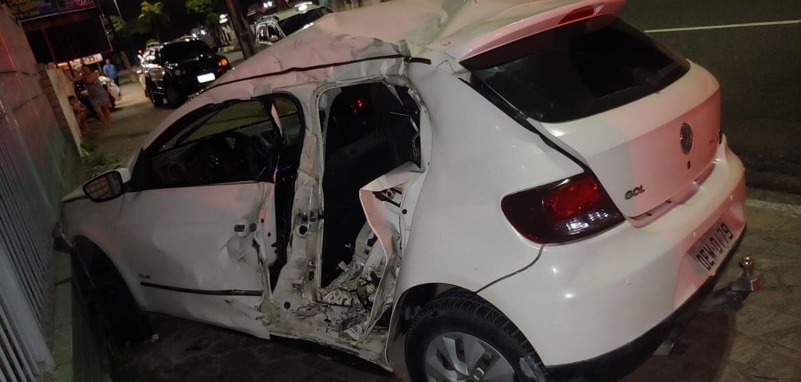 Entregador de jornais morre após ser atingido por carro em alta velocidade que invadiu pista contrária Entregador de jornais morre após ser atingido por carro em alta velocidade que invadiu pista contrária