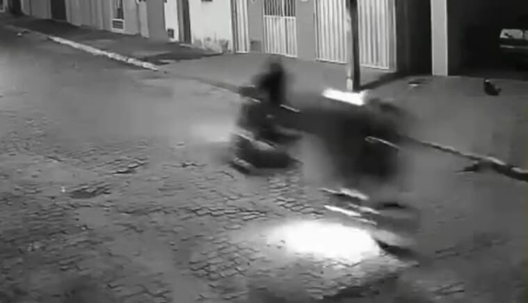 VÍDEO: homem sofre acidente após tentar empinar moto em Alagoa Nova VÍDEO: homem sofre acidente após tentar empinar moto em Alagoa Nova