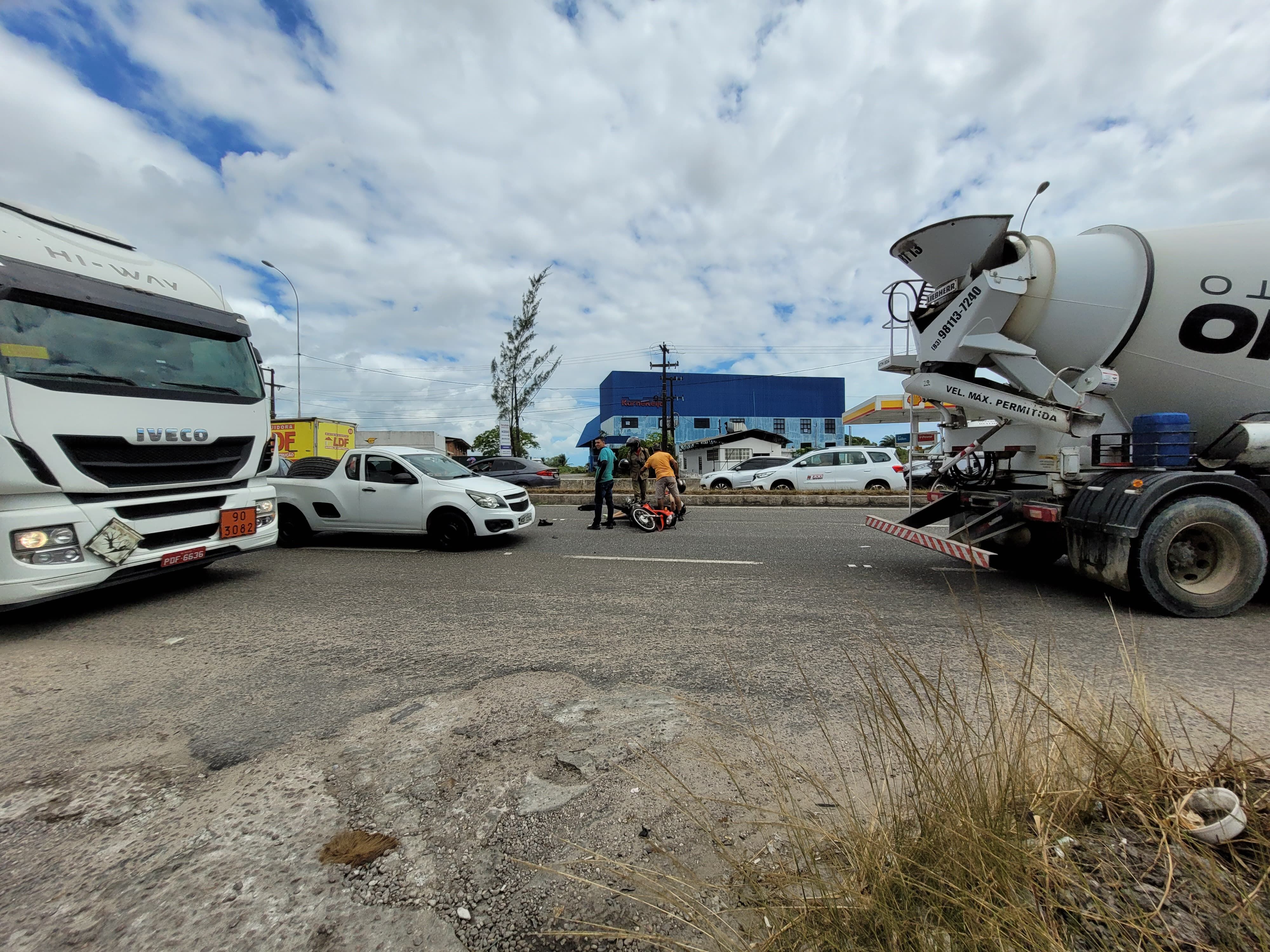 Motociclista fica ferido após acidente na BR-230, na Grande João Pessoa; trânsito fica lento Motociclista fica ferido após acidente na BR-230, na Grande João Pessoa; trânsito fica lento