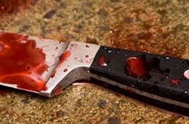 Homem é morto com 10 facadas enquanto bebia com amigos na própria residência Homem é morto com 10 facadas enquanto bebia com amigos na própria residência