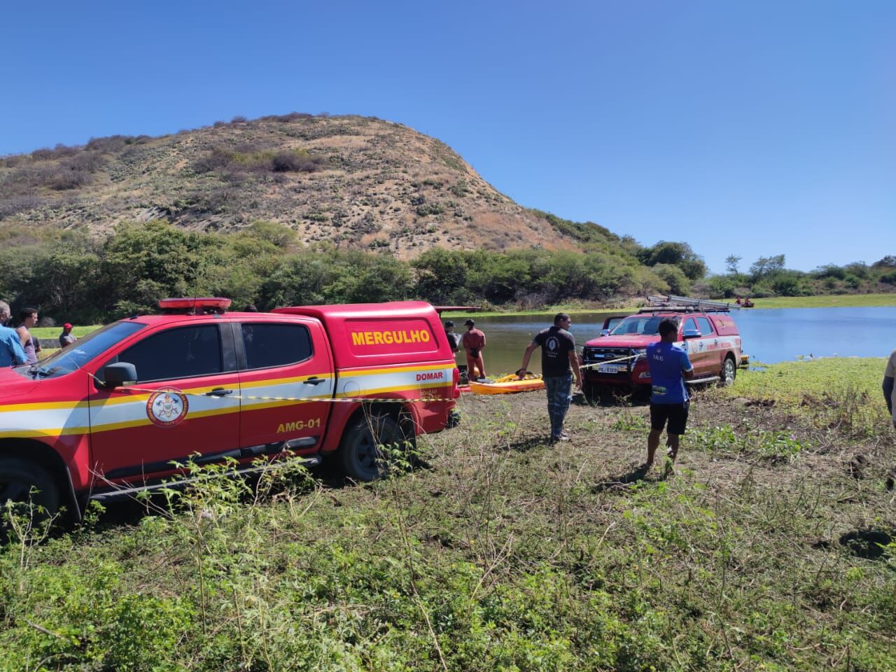 Jovens desaparecem após canoa afundar em açude no Sertão da Paraíba Jovens desaparecem após canoa afundar em açude no Sertão da Paraíba