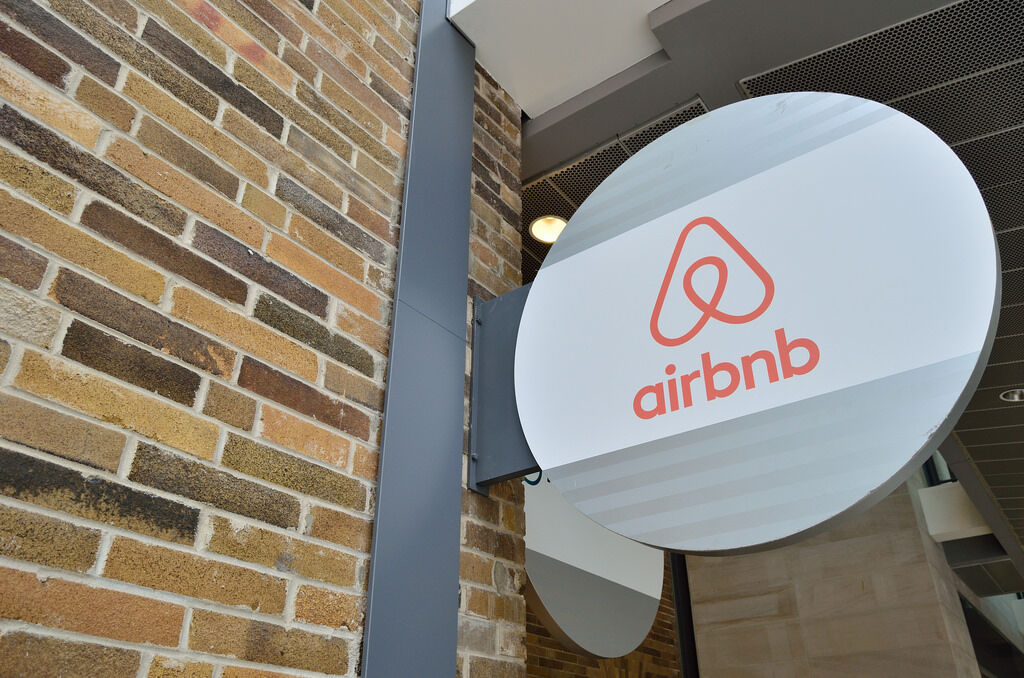 Após alugar apartamento pelo Airbnb, dona leva prejuízo com furto de móveis em 'mudança surpresa' Após alugar apartamento pelo Airbnb, dona leva prejuízo com furto de móveis em 'mudança surpresa'