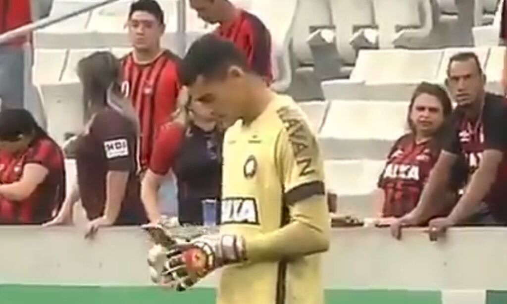 Goleiro com celular em campo é campanha publicitária de trânsito, diz Atlético-PR Goleiro com celular em campo é campanha publicitária de trânsito, diz Atlético-PR