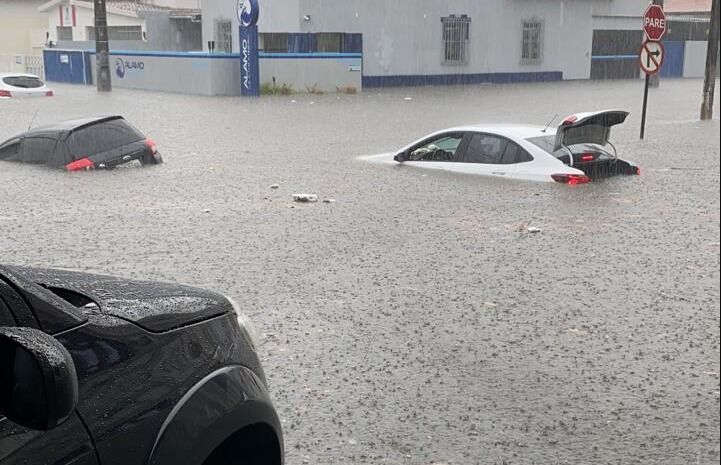 Alagamento deixa carros boiando e Avenida Pedro II fica intransitável em João Pessoa Alagamento deixa carros boiando e Avenida Pedro II fica intransitável em João Pessoa