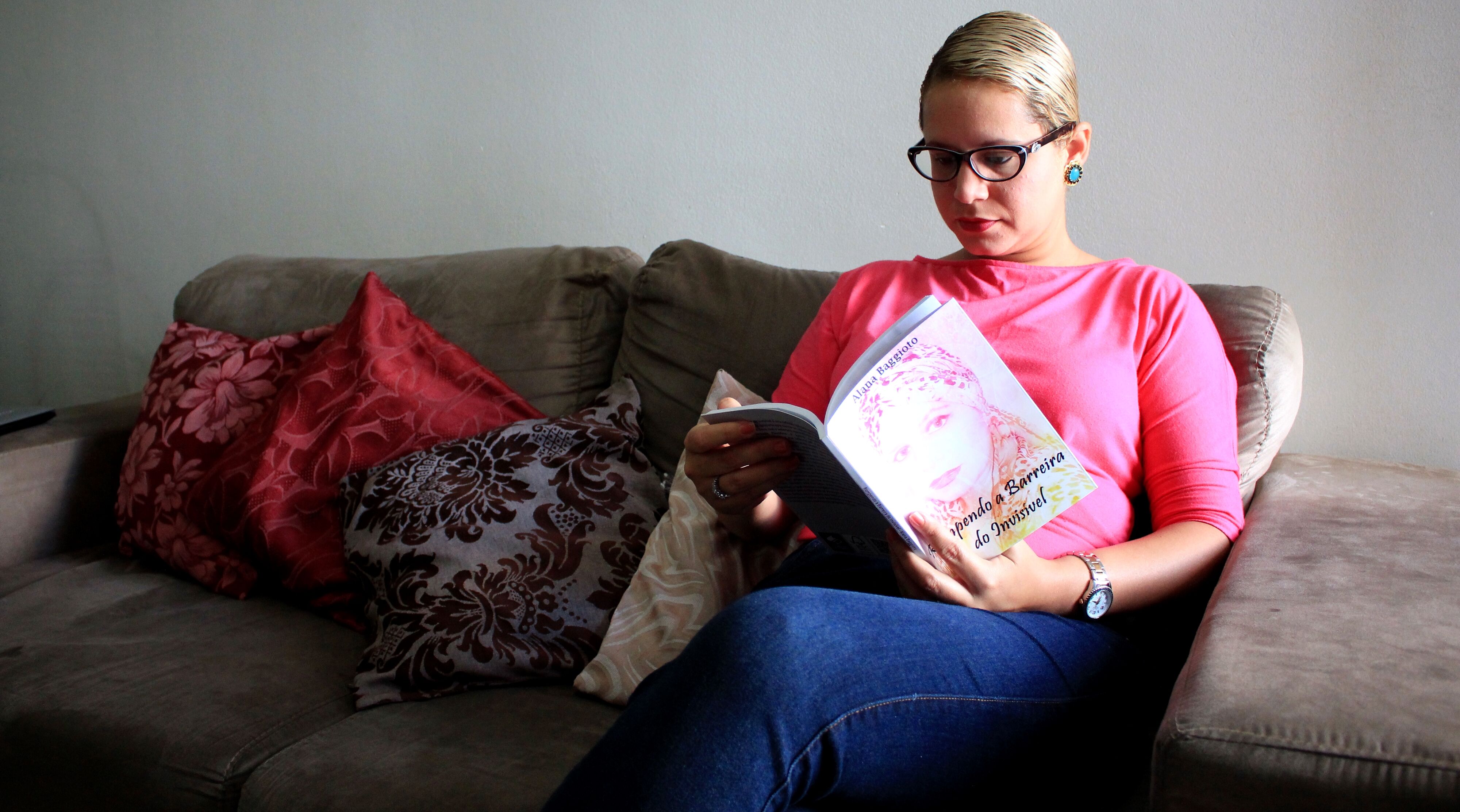 Após cura, vítima de câncer de mama relata experiência em livro Após cura, vítima de câncer de mama relata experiência em livro