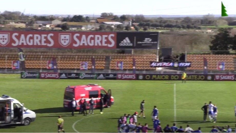 Atacante brasileiro Alex Apolinário passa mal em campo e precisa ser reanimado durante partida em Portugal