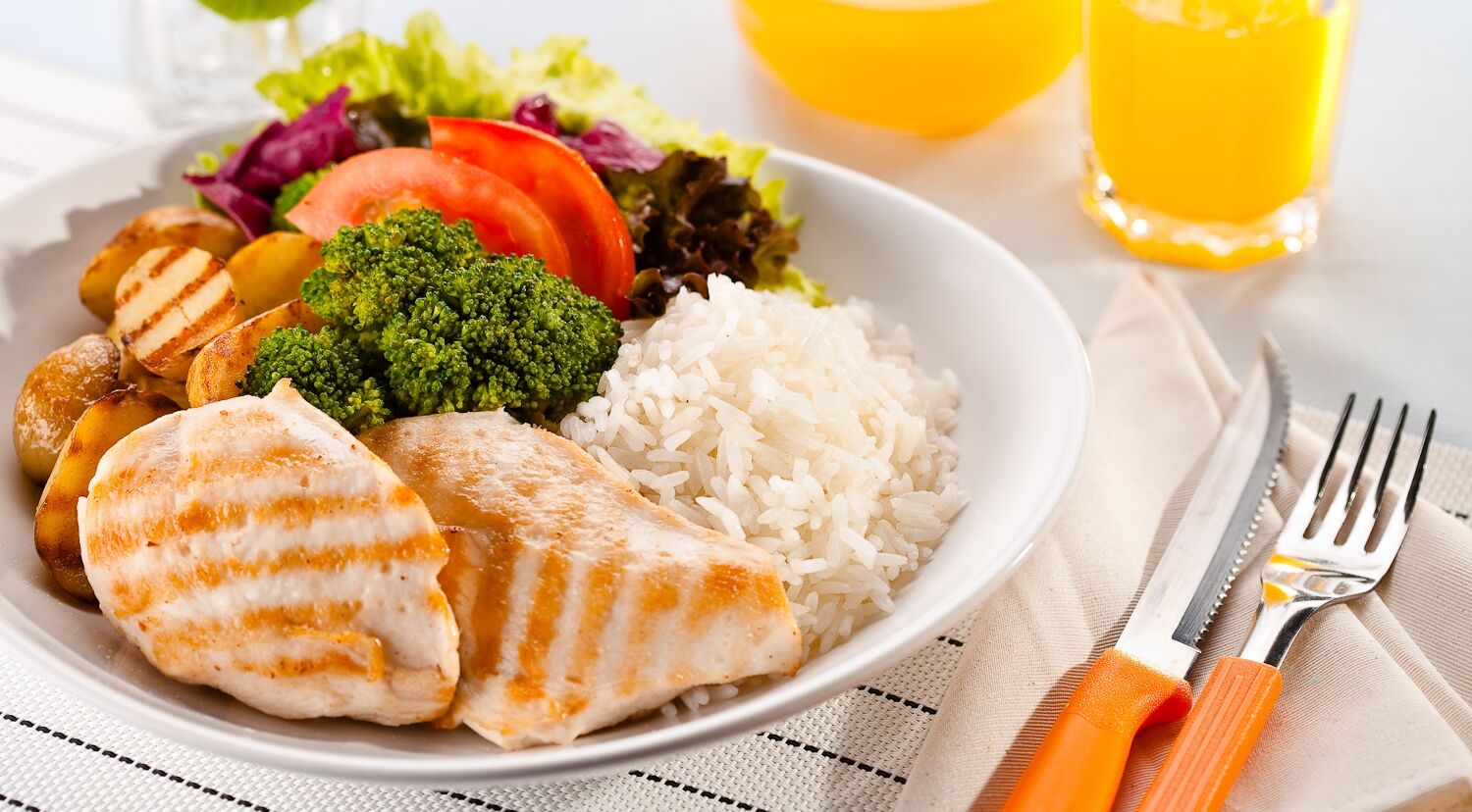 Monte um prato saudável para a hora do almoço alimentação garante saúde do intestino