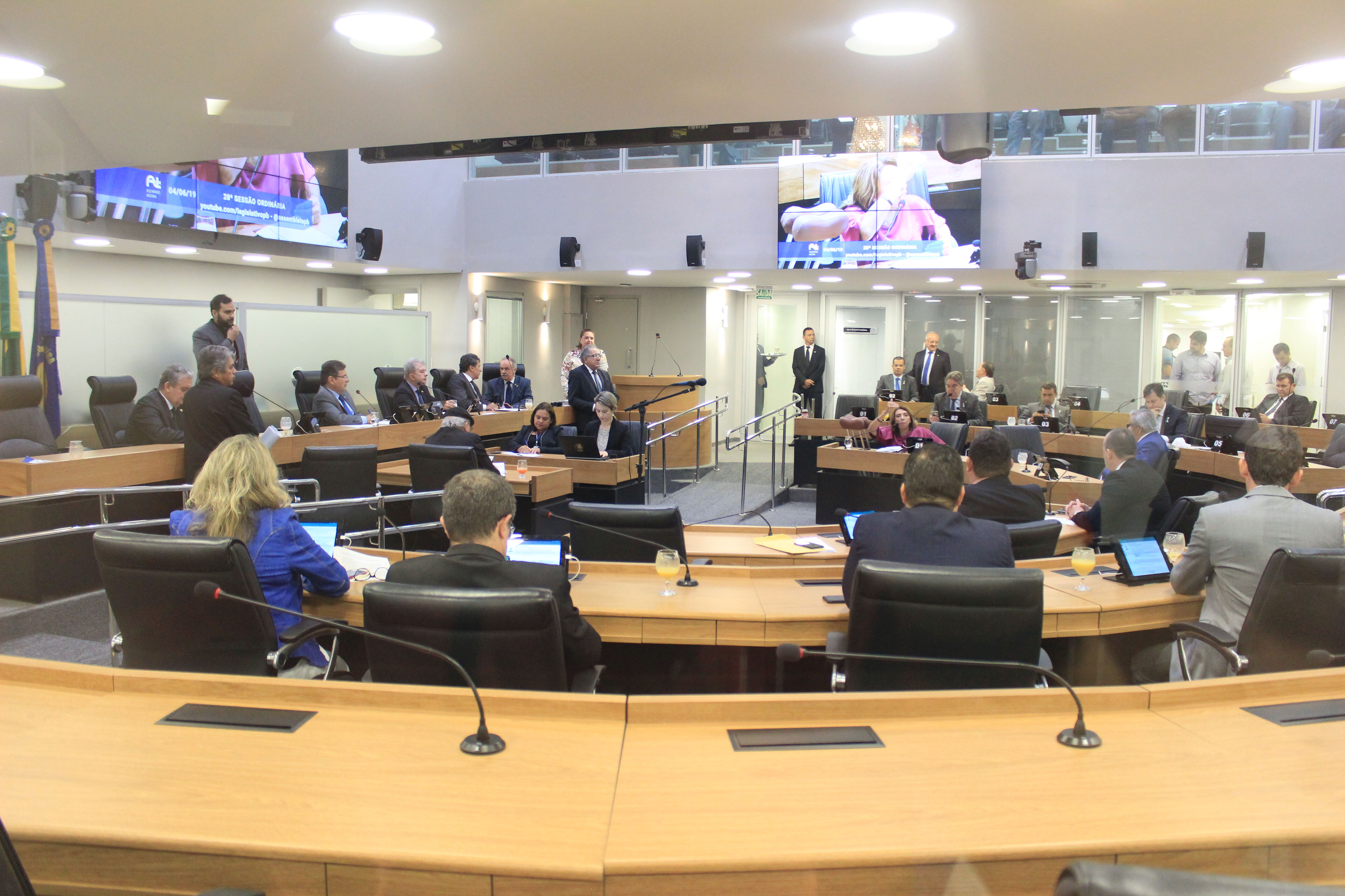 Deputados aprovam estacionamento gratuito em shoppings e centros comerciais de toda a Paraíba Deputados aprovam estacionamento gratuito em shoppings e centros comerciais de toda a Paraíba