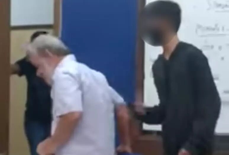 Aluno puxa cadeira de professor e o ameaça em escola de São Paulo Aluno puxa cadeira de professor e o ameaça em escola de São Paulo