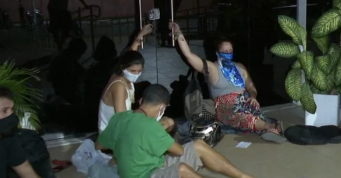 Estudantes se acorrentam na porta da reitoria da UFPB contra nomeação do novo reitor escolhido pelo presidente Bolsonaro Estudantes se acorrentam na porta da reitoria da UFPB contra nomeação do novo reitor escolhido pelo presidente Bolsonaro