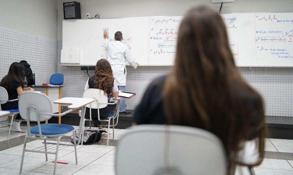 Professores da rede pública de São Paulo decidem fazer greve contra aulas presenciais Professores da rede pública de São Paulo decidem fazer greve contra aulas presenciais