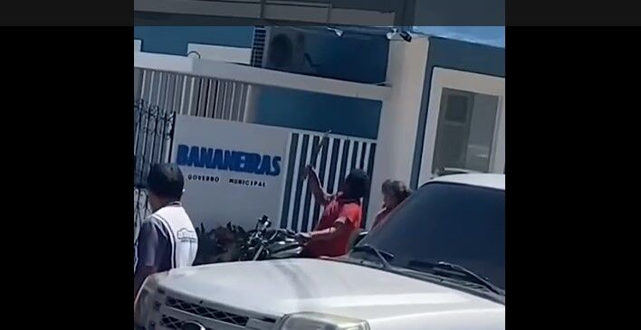Vídeo: homem é flagrado ameaçando prefeito de Bananeiras com facão na frente da Prefeitura Vídeo: homem é flagrado ameaçando prefeito de Bananeiras com facão na frente da Prefeitura