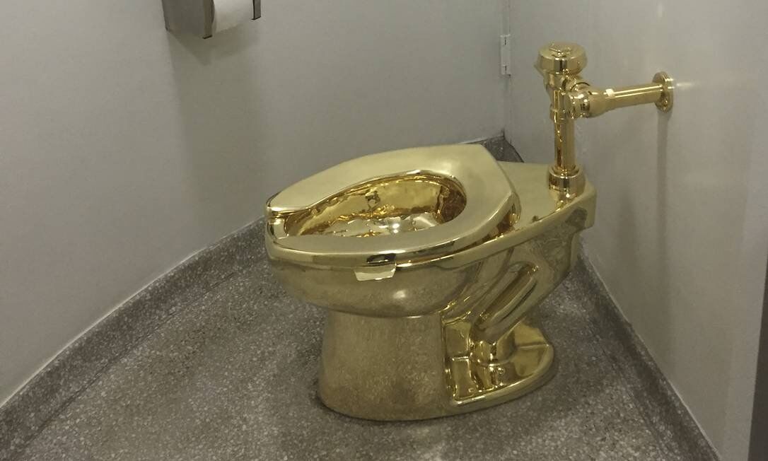 Vaso sanitário de ouro maciço é roubado de exposição de arte na Inglaterra