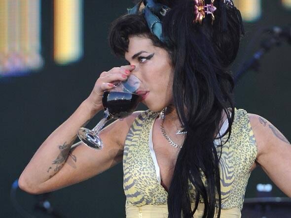 Amy Winehouse gastou mais de R$ 3.000 em drogas antes de morrer, diz jornal Amy Winehouse gastou mais de R$ 3.000 em drogas antes de morrer, diz jornal
