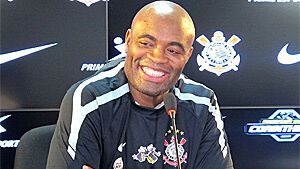 Anderson Silva é apresentado no Corinthians com status de ídolo Anderson Silva é apresentado no Corinthians com status de ídolo