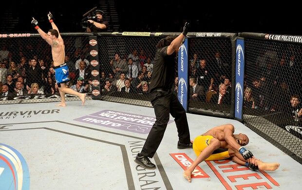 Anderson Silva quebra a perna e Chris Weidman mantém cinturão Anderson Silva quebra a perna e Chris Weidman mantém cinturão