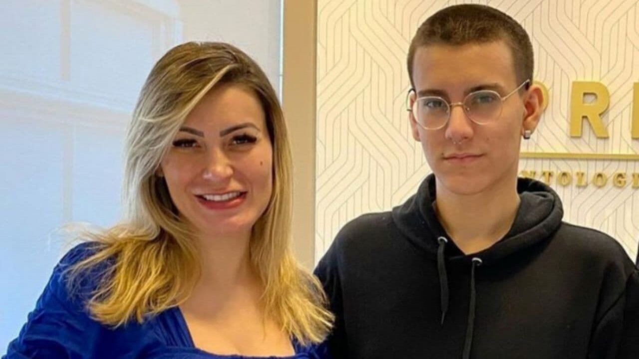 Filho de Andressa Urach diz que é ele quem filma os conteúdos adultos da mãe para plataforma Filho de Andressa Urach diz que é ele quem filma os conteúdos adultos da mãe para plataforma