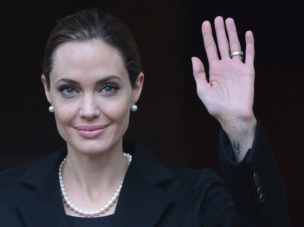Angelina Jolie utilizou pele de cadáver em cirurgia para reconstrução do seio Angelina Jolie utilizou pele de cadáver em cirurgia para reconstrução do seio