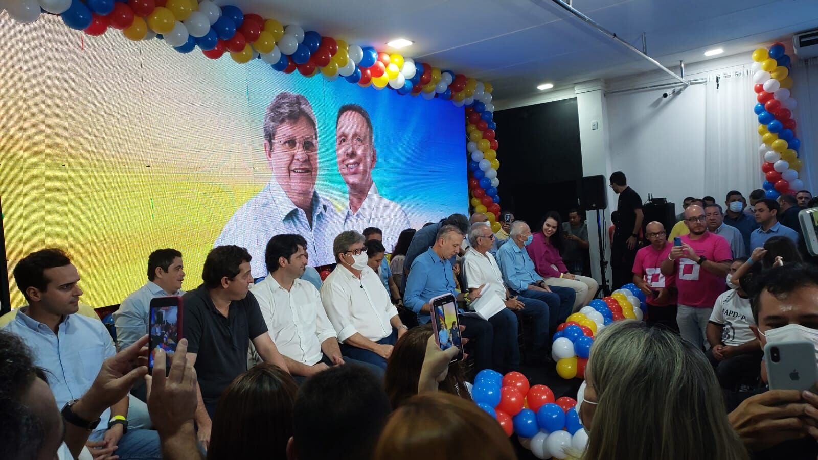 Aguinaldo Ribeiro surpreende, desiste do Senado e anuncia pré-candidatura para deputado federal apoiando João Azevêdo Aguinaldo Ribeiro surpreende, desiste do Senado e anuncia pré-candidatura para deputado federal apoiando João Azevêdo