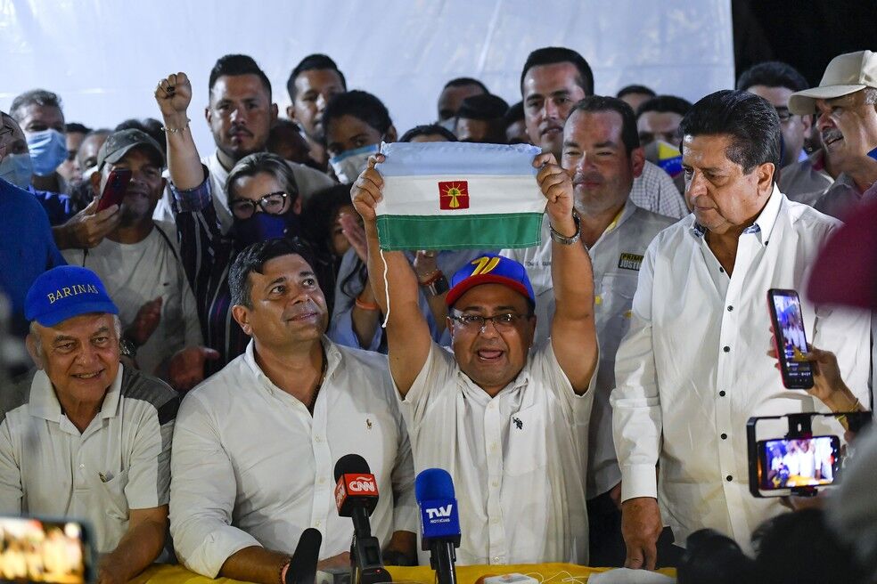 Oposição na Venezuela vence eleição para governador em berço de Chávez