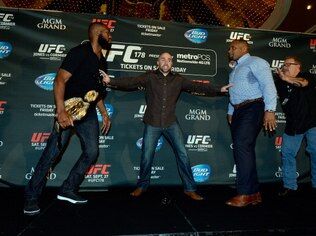 Após provocações e briga, Jones e Cormier acertam contas no UFC 182 Após provocações e briga, Jones e Cormier acertam contas no UFC 182