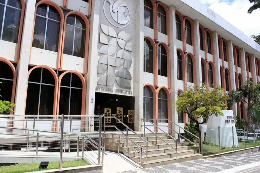 Aprovado projeto que permite apenas entrada de vacinados na ALPB, suspende salários e proíbe empréstimos de servidores não vacinados Aprovado projeto que permite apenas entrada de vacinados na ALPB, suspende salários e proíbe empréstimos de servidores não vacinados