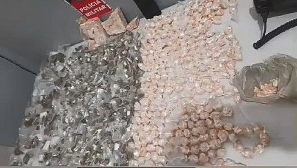 Polícia flagra suspeito com papelotes de maconha em quadra de esportes em Bayeux Polícia flagra suspeito com papelotes de maconha em quadra de esportes em Bayeux