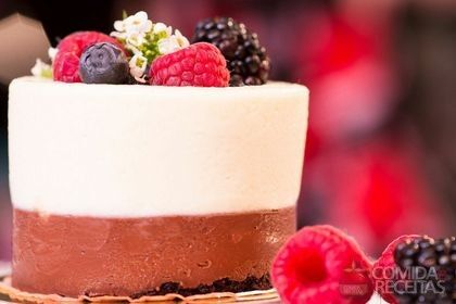 Aprenda a fazer um entremet tropical de coco e maracujá