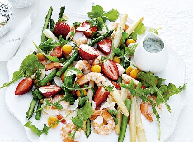 Aproveite esta receita de salada de camarões e molho de coco no fim de semana