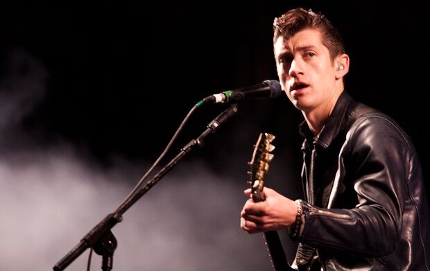 Arctic Monkeys fecha programação do palco principal com consagração de Alex Turner Arctic Monkeys fecha programação do palco principal com consagração de Alex Turner