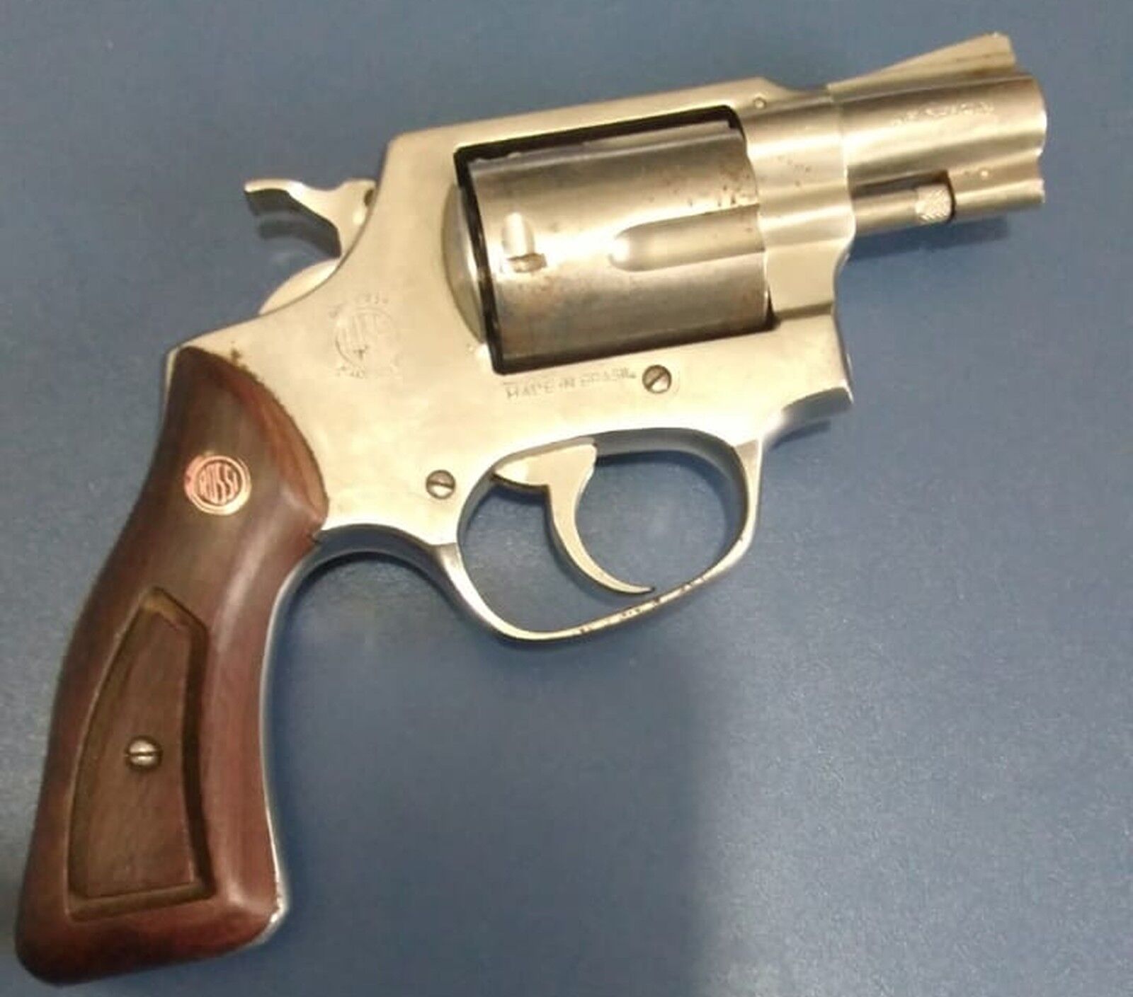 Pai de adolescente que atirou em irmão poderá responder por posse ilegal de arma e negligência Pai de adolescente que atirou em irmão poderá responder por posse ilegal de arma e negligência