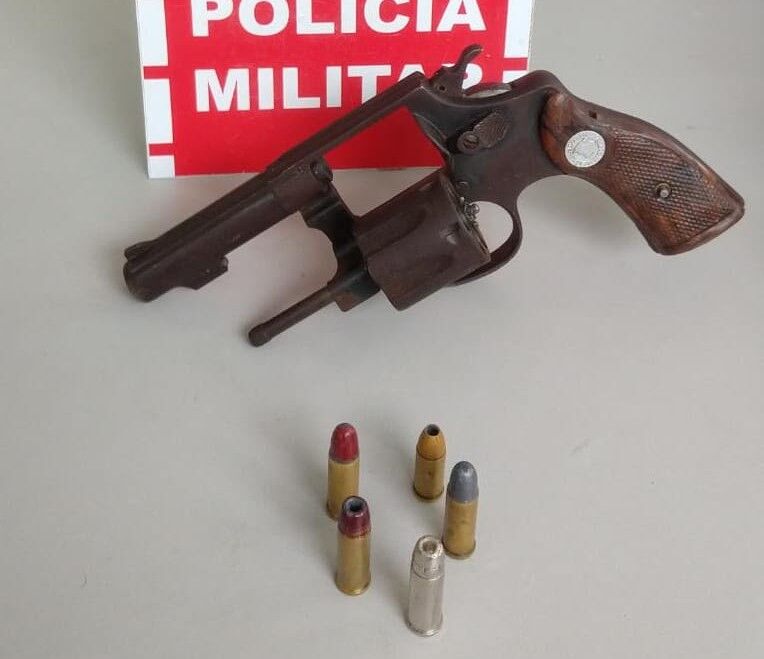 Polícia prende dupla armada suspeita de realizar assaltos em Pombal Polícia prende dupla armada suspeita de realizar assaltos em Pombal